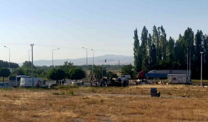 Kontrolden Çıkan Boya Yüklü Tır Devrildi, Ölen Ya Da Yaralanan Olmadı