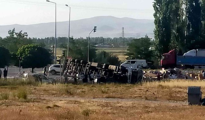 Kontrolden Çıkan Boya Yüklü Tır Devrildi, Ölen Ya Da Yaralanan Olmadı
