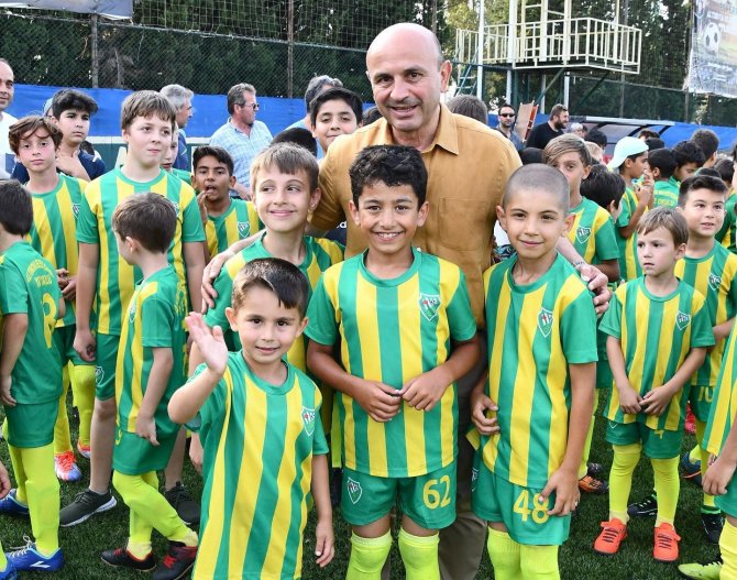 Başkan Oral Öğrencilerle Futbol Oynadı