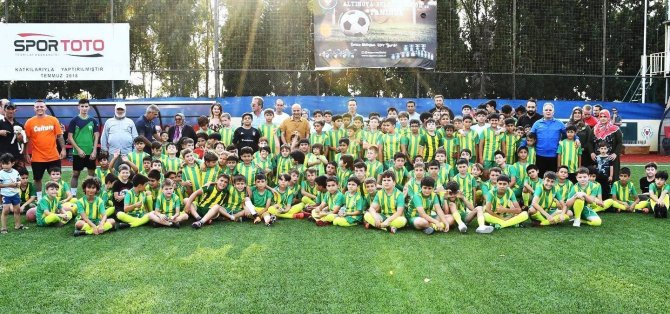 Başkan Oral Öğrencilerle Futbol Oynadı