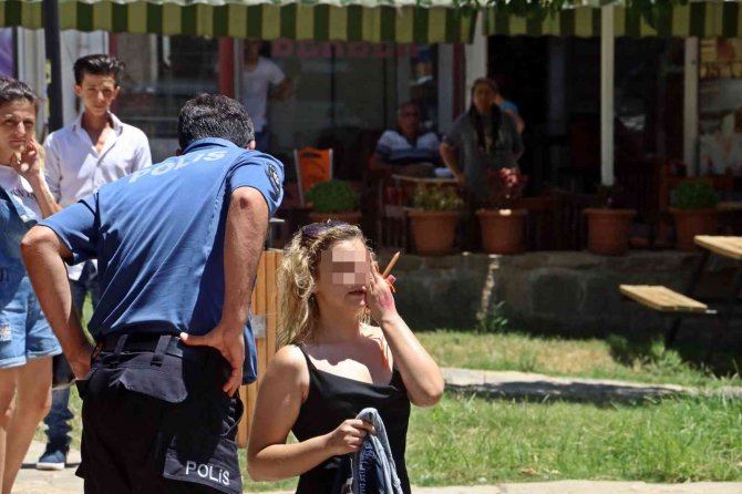 Süs Havuzu Başında Elini Kalemle Kırmızıya Boyayan Genç Kız, Polisi Alarma Geçirdi