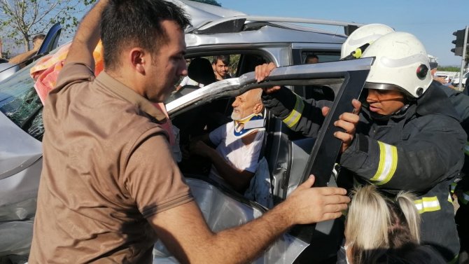 Otel Çalışanlarını Taşıyan Servis Kamyonetle Çarpıştı: 8 Yaralı