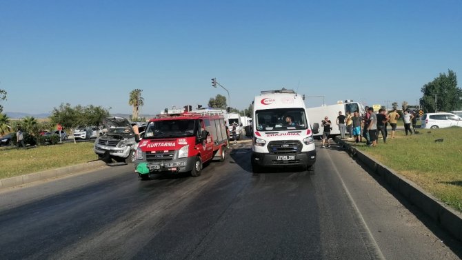 Otel Çalışanlarını Taşıyan Servis Kamyonetle Çarpıştı: 8 Yaralı