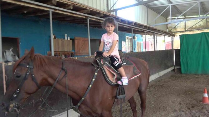 Balıkesir’de Miniklerin At Biniciliği Heyecanı