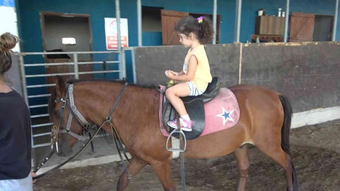 Balıkesir’de Miniklerin At Biniciliği Heyecanı