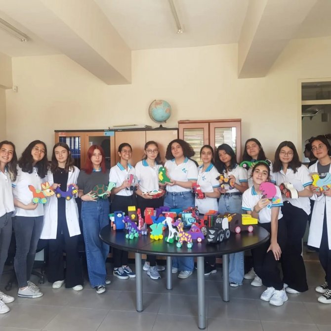 Aydınlı Öğrencilerden Kenyalı Yetim Çocuklara Oyuncak Sürprizi