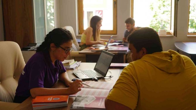 Edremit Belediyesi’nden Öğrencilere Ücretsiz Tercih Danışmanlığı