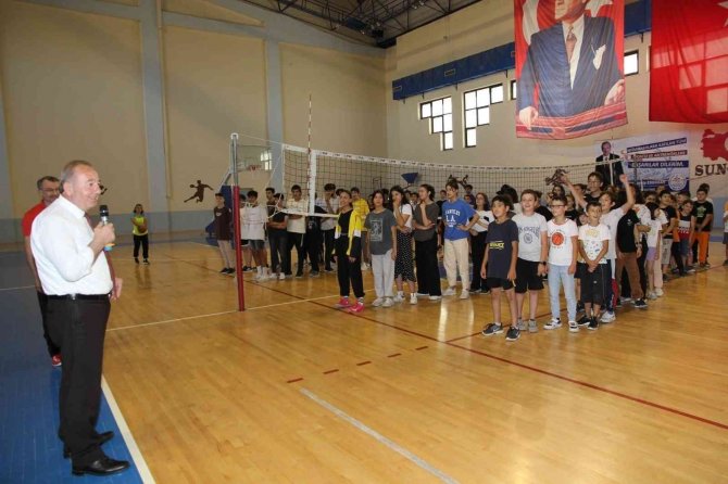 Başkan Şahiner’den Genç Sporculara Forma Desteği