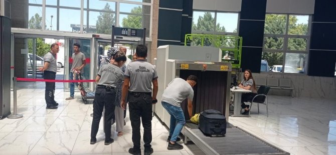 Batman’da Peynir Bidonuyla Silah Ve Uyuşturucu Sevkiyatı
