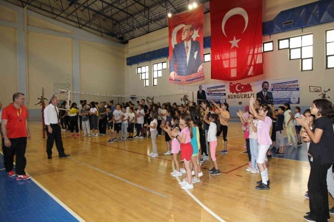 Başkan Şahiner’den Genç Sporculara Forma Desteği