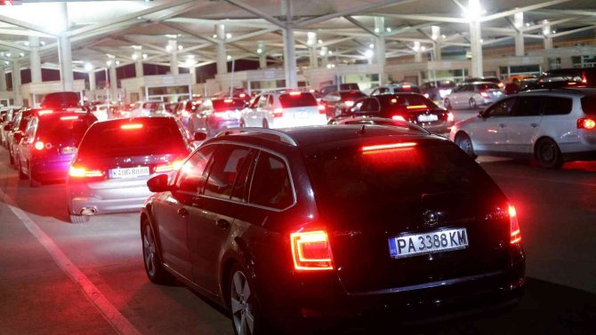 Edirne’ye Akın Eden Bulgarlar, Dönüş Yolunda Kuyruk Oluşturdu