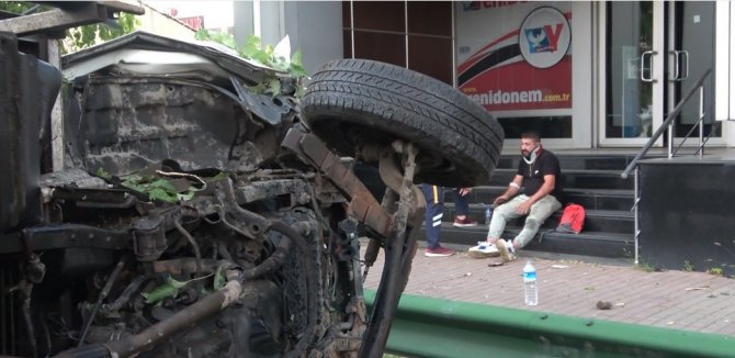 Ağaçları Yerinden Söken Kamyonet Yan Yattı: 2 Kişi Yaralandı