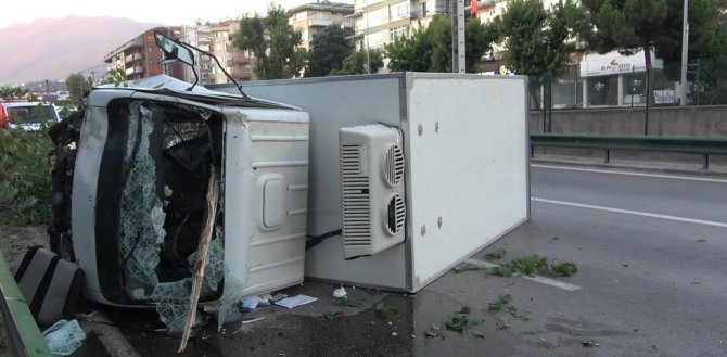 Ağaçları Yerinden Söken Kamyonet Yan Yattı: 2 Kişi Yaralandı
