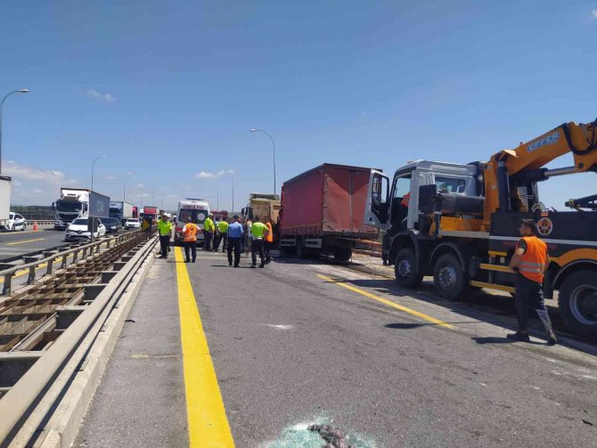 Tem Otoyolu’nda Kamyon Hafriyat Kamyonuna Çarptı: 1 Yaralı