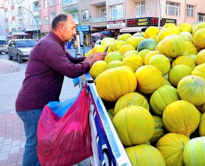 Çorum’un Meşhur ’10 Dilim Kavunu’ Tezgahlarda Yerini Aldı