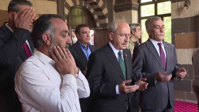 Chp Genel Başkanı Kılıçdaroğlu, Ahmed-i Hani Türbesini Ziyaret Ederek Dua Etti