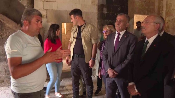 Chp Genel Başkanı Kılıçdaroğlu, Ahmed-i Hani Türbesini Ziyaret Ederek Dua Etti