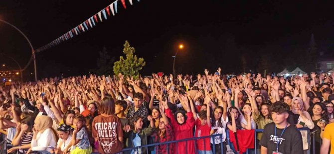 Buray Konser Verdi Balta Ve Satırla Dondurma Kesti