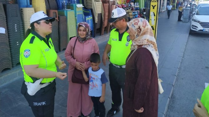 Erzincan’da Trafik Ekipleri Yayaları Bilgilendirdi