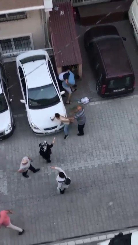 Kızının Sevgilisi Olduğunu Öğrendi, Mahalleyi Birbirine Kattı