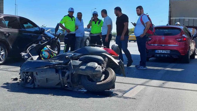 Fatih’te Park Halinde Otomobile Çarpan Motosikletli Yaralandı