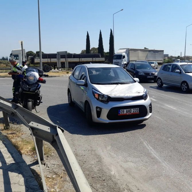 Söke’nin Tartışmalı Kavşağında Bu Kez Tır Devrildi. Felaket Bir Otomobili Teğet Geçti