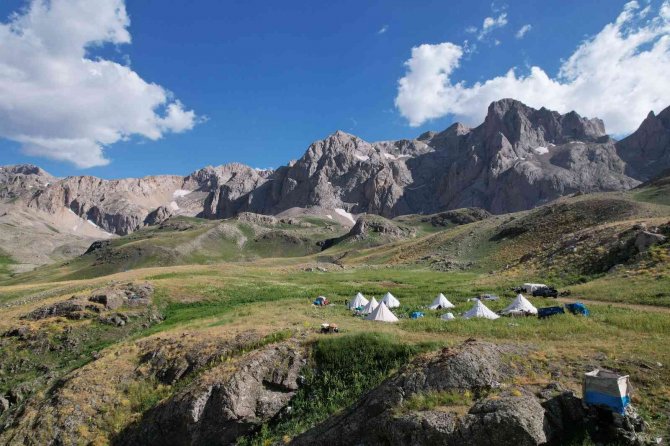 Göçerler 2 Bin 800 Rakımlı Yaylalarda Zorlu Hayvancılık Mesaisinde