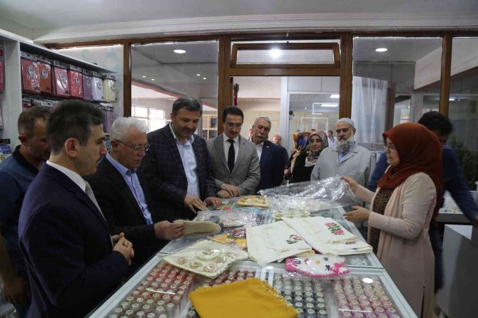 Asya’mın Hobi Evi’nde Kadınlar Hem El Emeklerini Sergileyecek Hem De Kurs Alacak