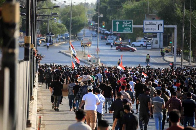 Irak Başbakanı El-kazımi, Protestoculardan Derhal Parlamentoyu Terk Etmelerini İstedi