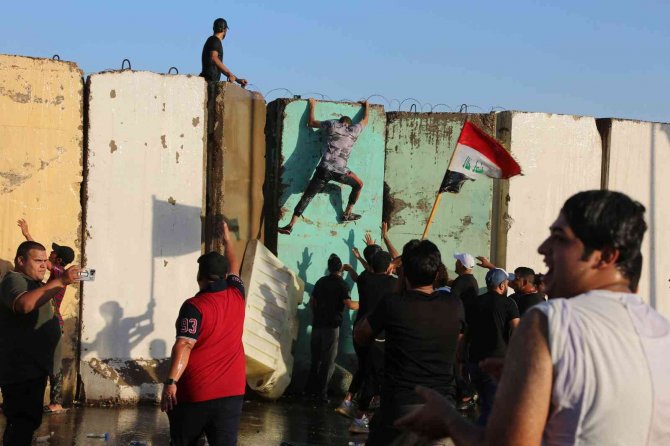 Irak’ta Şii Lider Sadr’ın Destekçileri Parlamentoyu Bastı