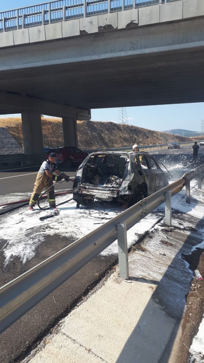 İ̇zmir’de Gurbetçi Ailenin Otomobili Yandı