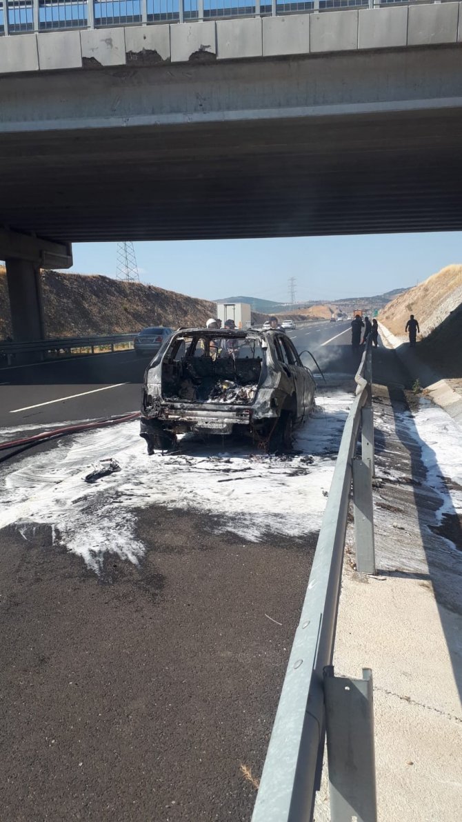 İ̇zmir’de Gurbetçi Ailenin Otomobili Yandı