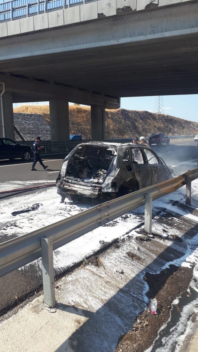 İ̇zmir’de Gurbetçi Ailenin Otomobili Yandı