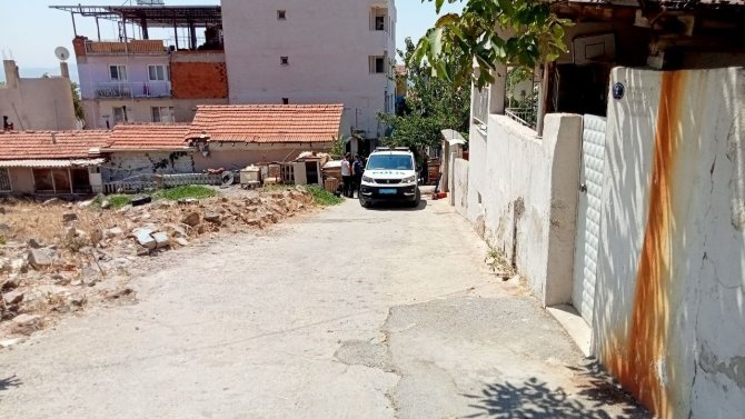İ̇zmir’de Hareketli Dakikalar: Bir Kişi Karısını Bıçakla Rehin Aldı