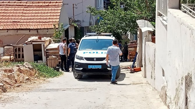 İ̇zmir’de Hareketli Dakikalar: Bir Kişi Karısını Bıçakla Rehin Aldı