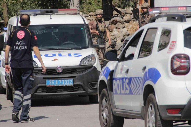 İ̇zmir’de Kocası Tarafından Bıçakla Rehin Alınan Kadın Kurtarıldı