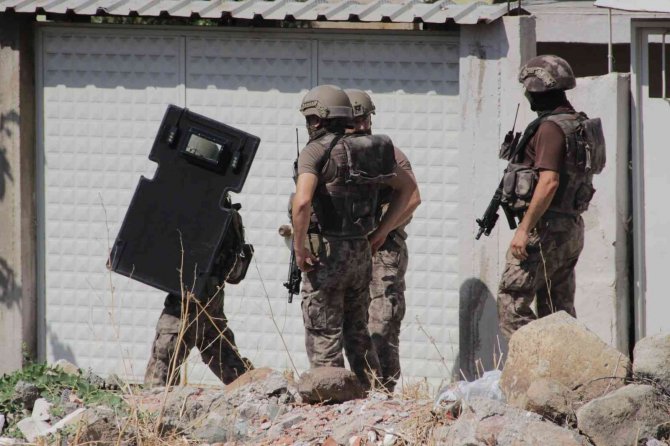 Karısının Aldattığını Düşündüğü İçin Rehin Almış
