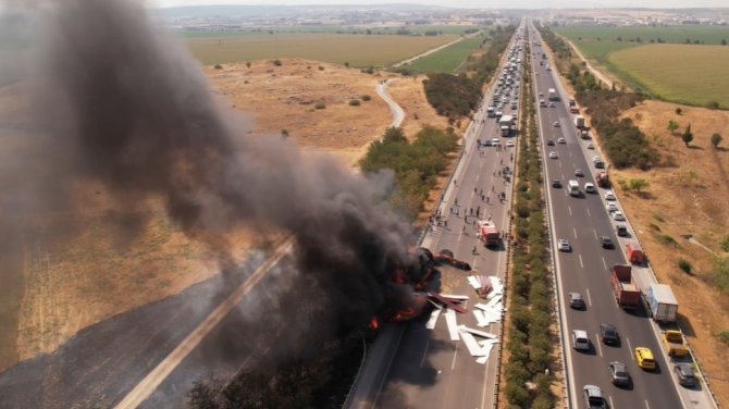 İ̇zmir’de Saman Yüklü Tır Yandı, Alevler Ağaçlara Sıçradı