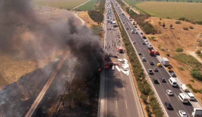 İ̇zmir’de Saman Yüklü Tır Yandı, Alevler Ağaçlara Sıçradı
