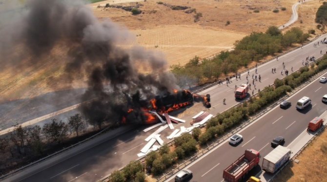İ̇zmir’de Saman Yüklü Tır Yandı, Alevler Ağaçlara Sıçradı