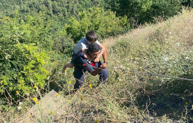 Otomobil Uçuruma Yuvarlandı: 3 Yaralı