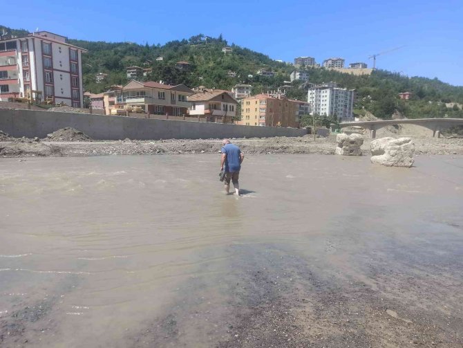 Selin Vurduğu Bozkurt’ta Ezine Çayı’nın Suyu Çekildi, Vatandaşlar Karşıya Yürüyerek Geçiyor