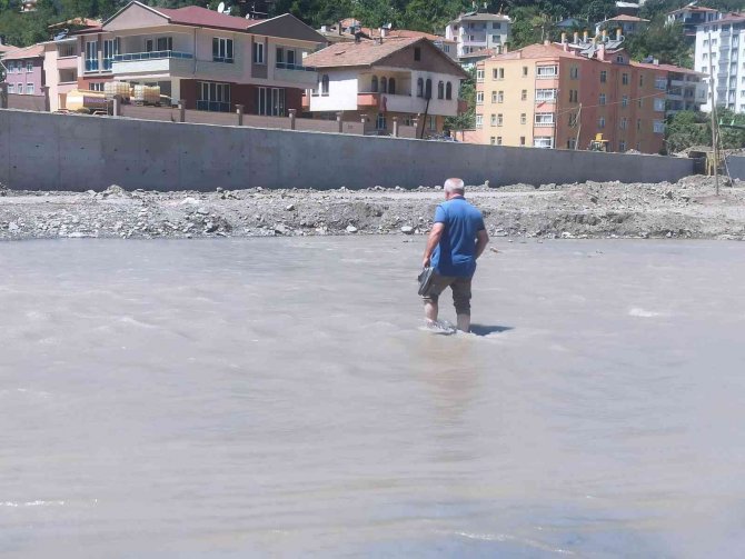 Selin Vurduğu Bozkurt’ta Ezine Çayı’nın Suyu Çekildi, Vatandaşlar Karşıya Yürüyerek Geçiyor