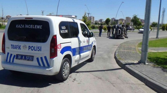 Kayseri’de Otomobil Yan Yattı