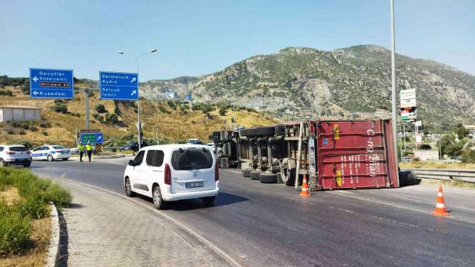 Söke’nin Tartışmalı Kavşağında Bu Kez Tır Devrildi. Felaket Bir Otomobili Teğet Geçti