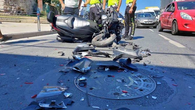Fatih’te Park Halinde Otomobile Çarpan Motosikletli Yaralandı