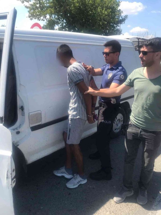 Üvey Babasını Bıçaklayan Genç Tutuklandı