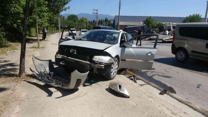 5 Araç Kazaya Karıştı, Savrulan Panelvan Devrildi