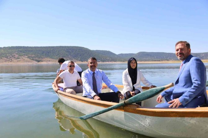 Kütahya’da 1 Milyon Yavru Sazan Balığı Suya Kavuştu