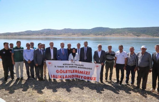 Kütahya’da 1 Milyon Yavru Sazan Balığı Suya Kavuştu